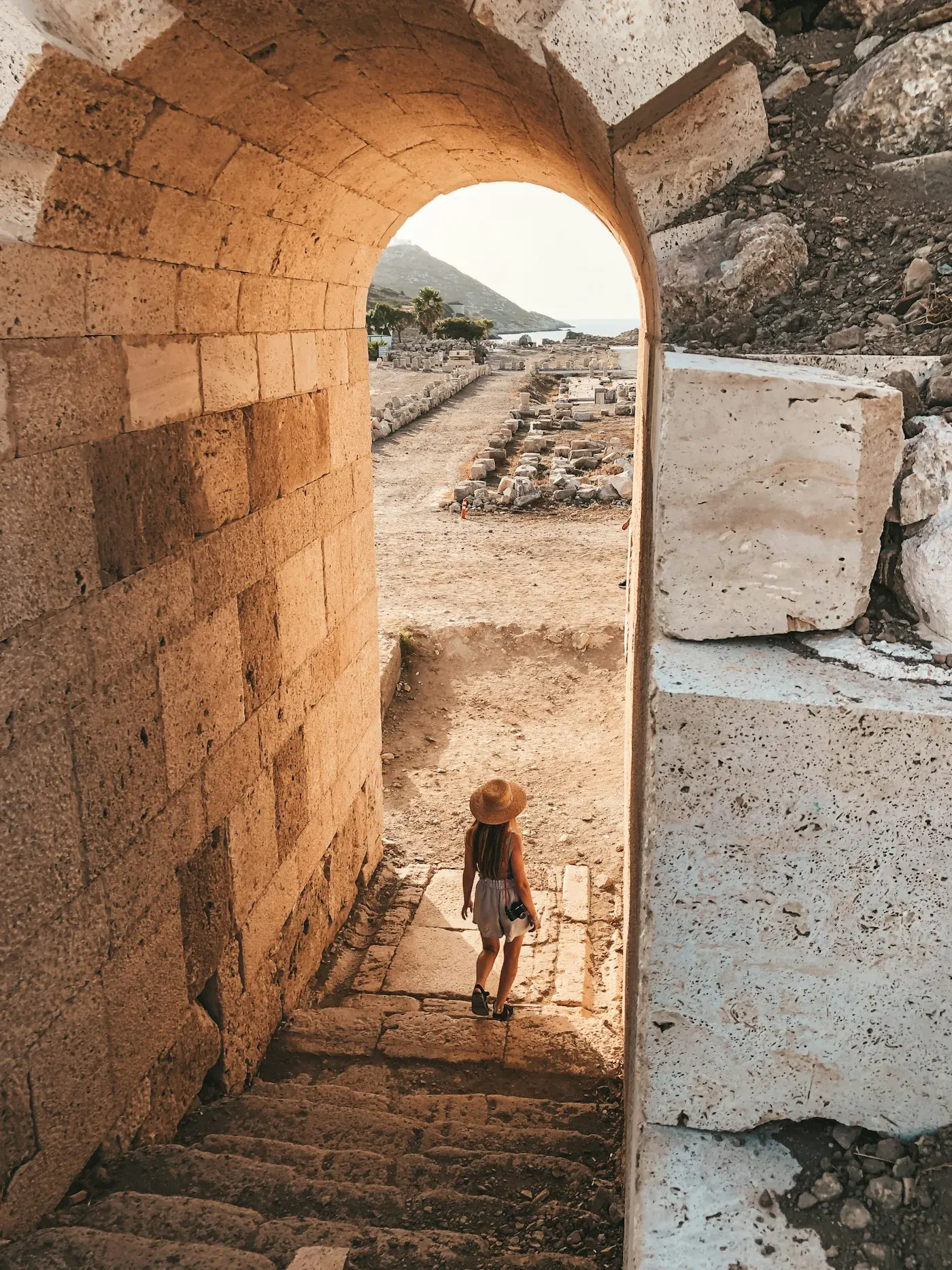 Knidos'ta antik taş kapıdan geçen gezgin