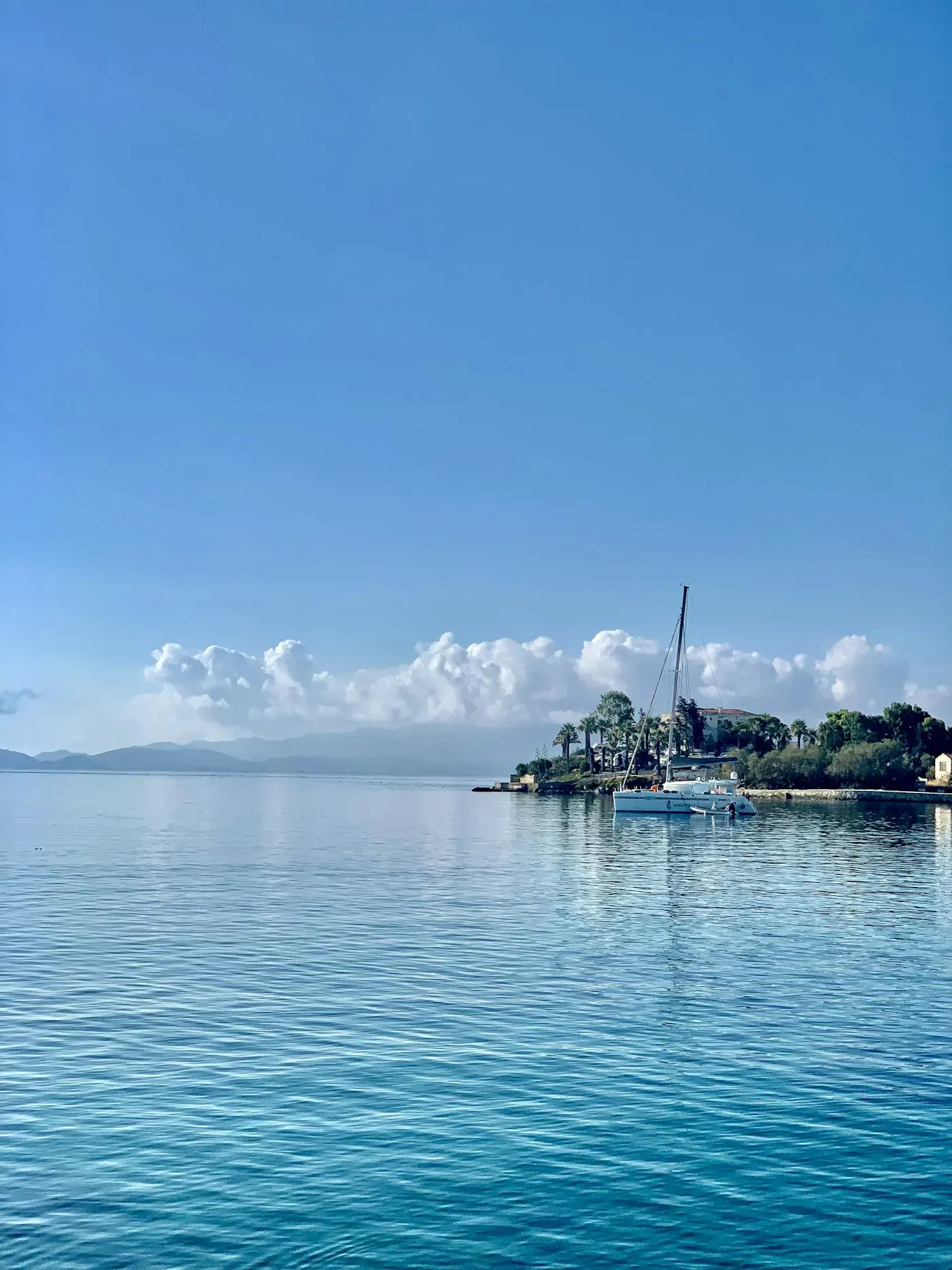 Datça koyunda demirli tekneler